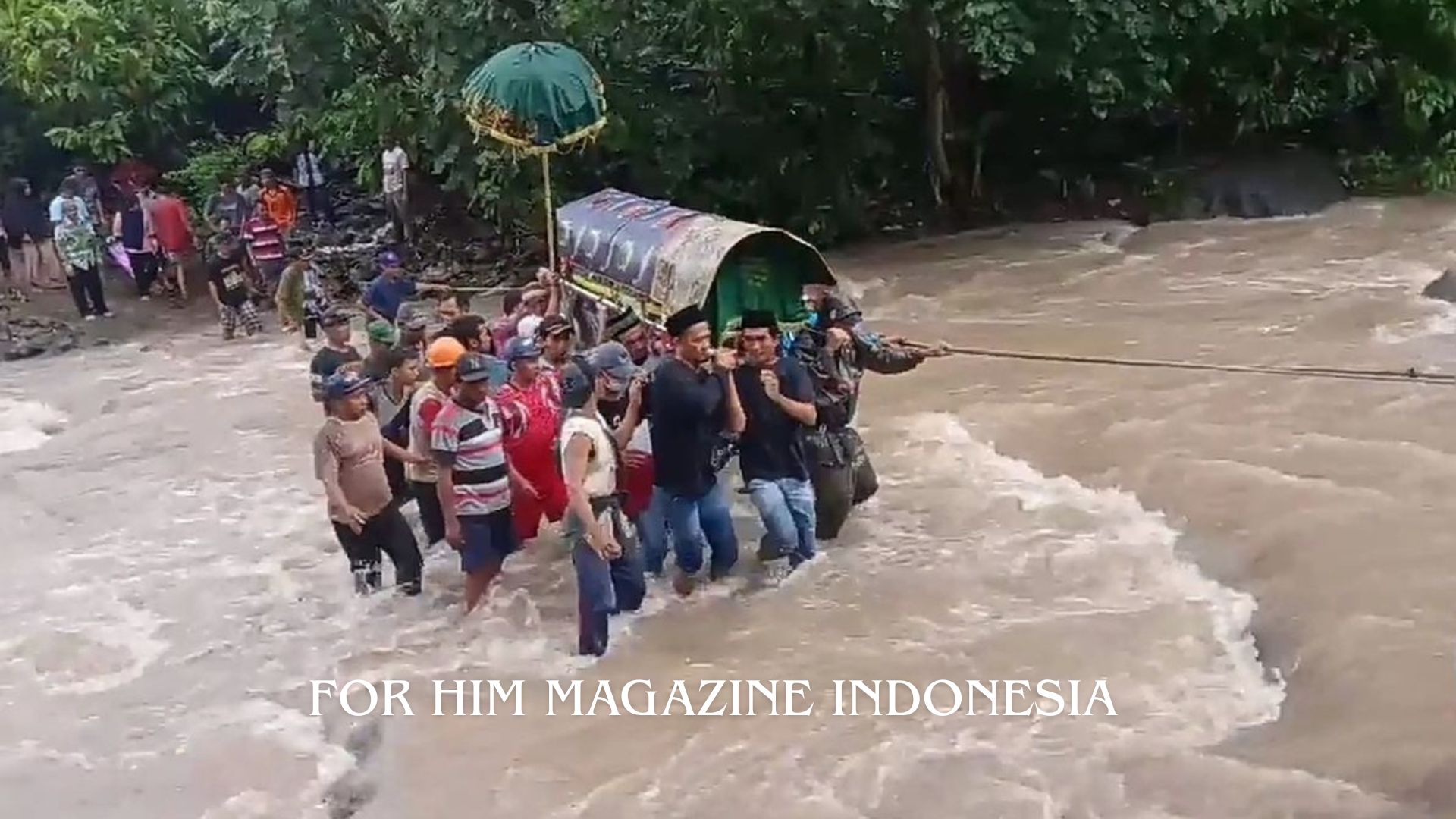 Detik-detik Warga Pikul Jenazah Lawan Arus Sungai di Sukabumi